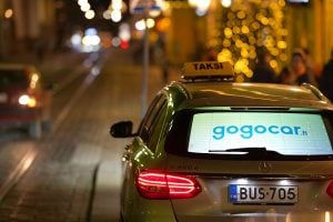 GoGoCar tuo mainokset taksien digitaalisille takalasinäytöille