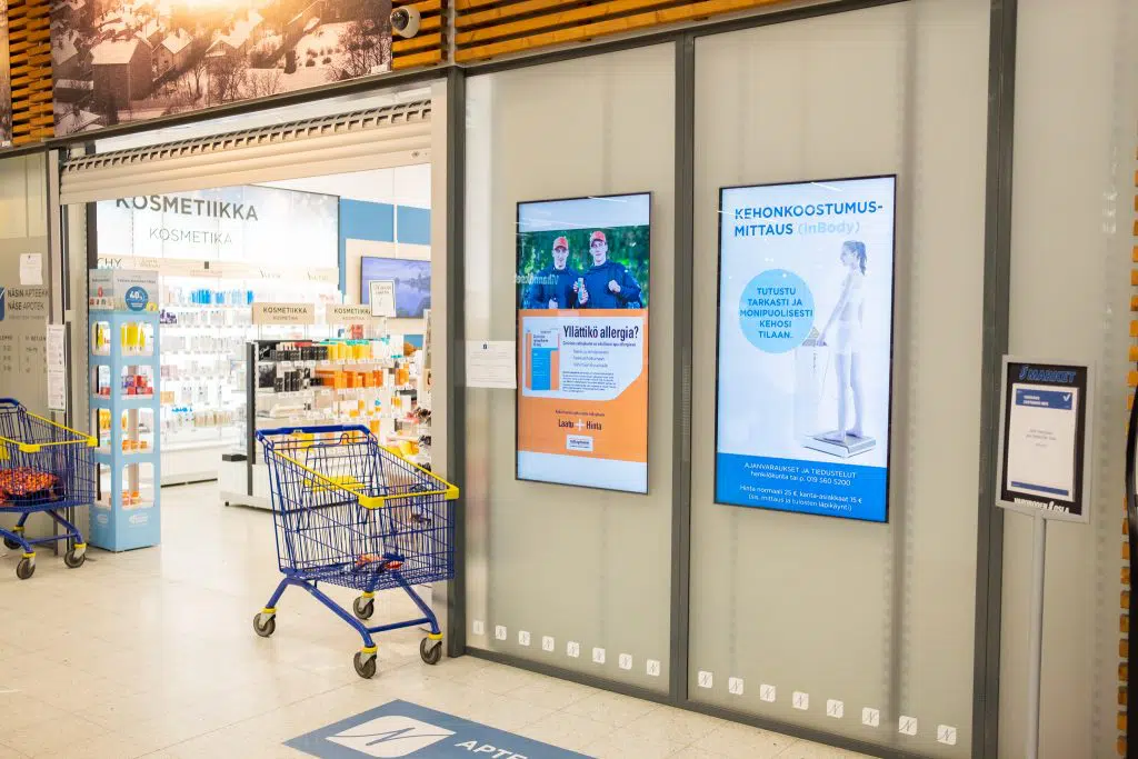 Apteekin ikkunanäyöt viestivät ohikulkijoille
