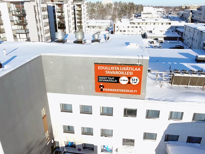 Led-näyttö rakennuksen seinä