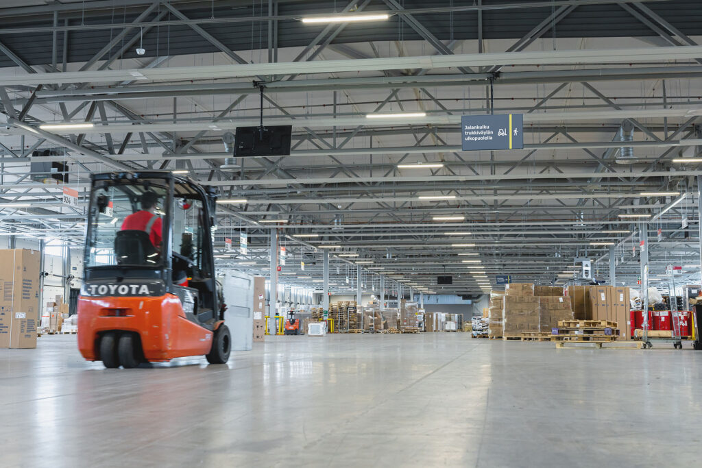 infonäytöt varastohallin katossa