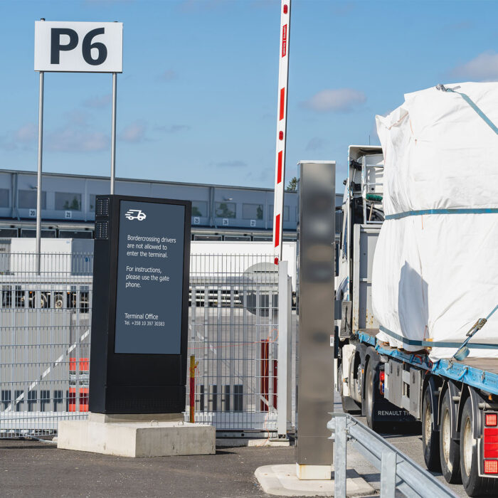 ulkonäyttö logistiikka terminaalin ulkopuolella