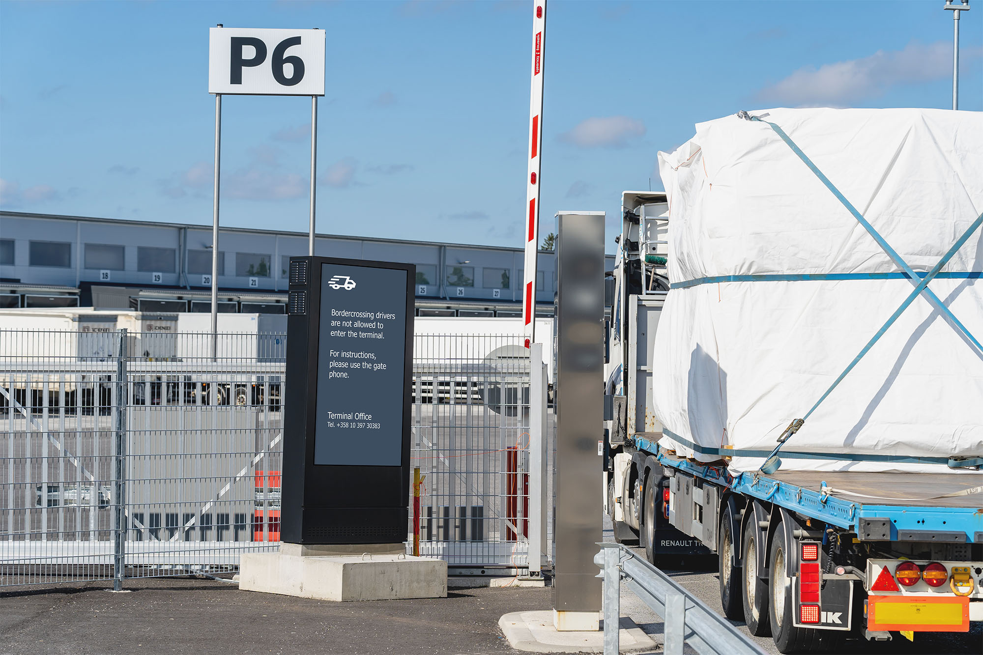 ulkonäyttö logistiikka terminaalin ulkopuolella