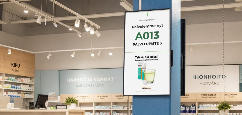 Jononäyttö palvelutilassa, jossa näkyy vuoronumero ja kampanjasisältö samanaikaisesti.
