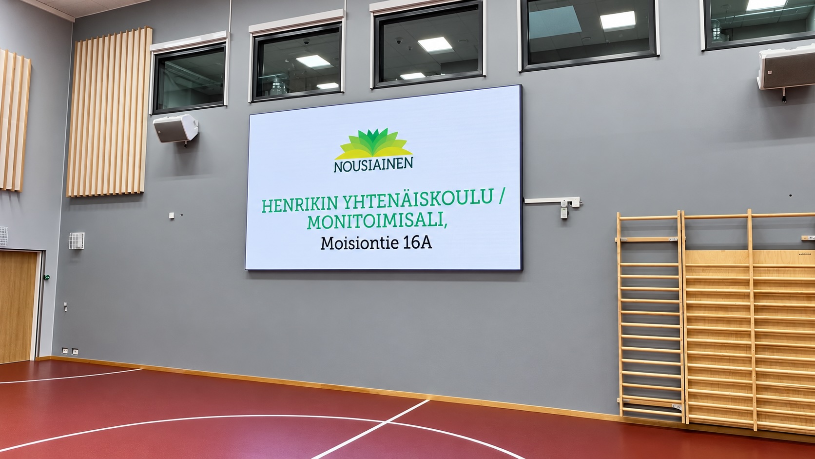 Sisä-LED-näyttö monitoimisalin seinällä